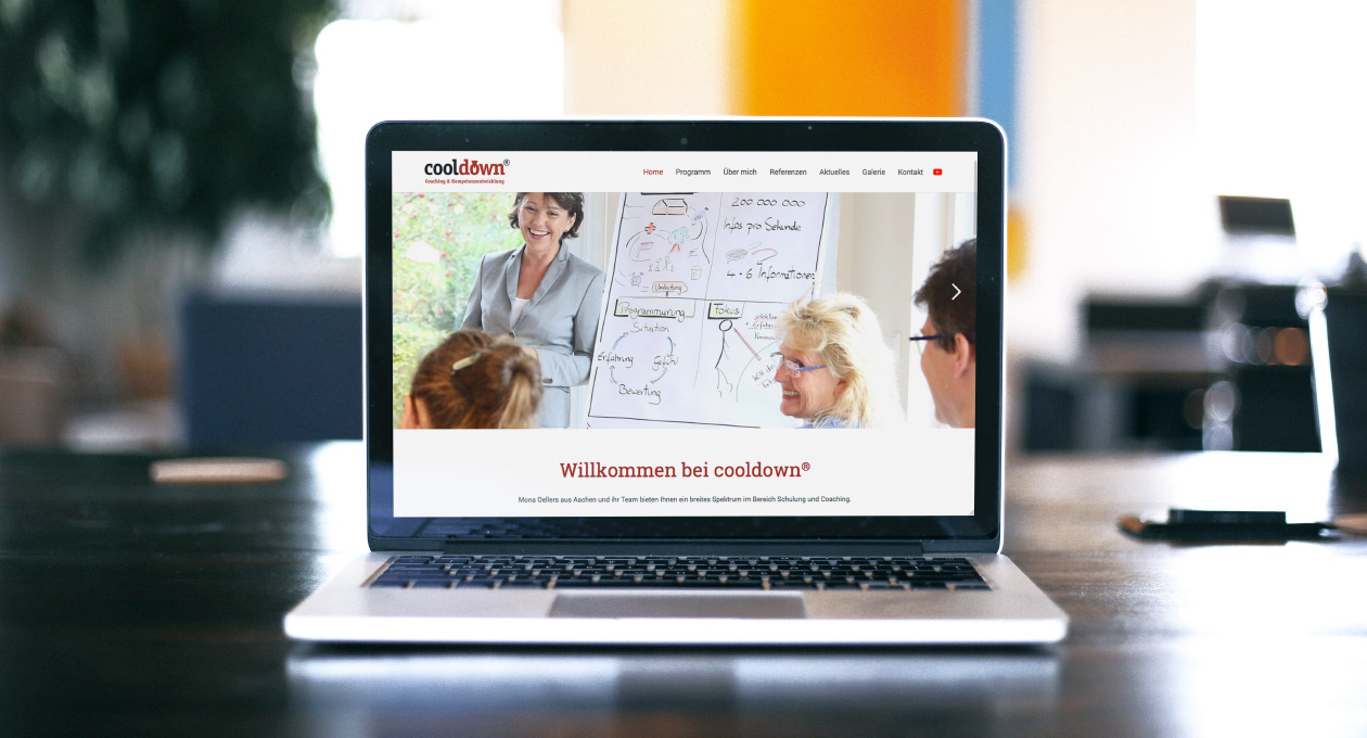 Website von cooldown - Coaching und Kompetenzentwicklung auf einem Laptop.