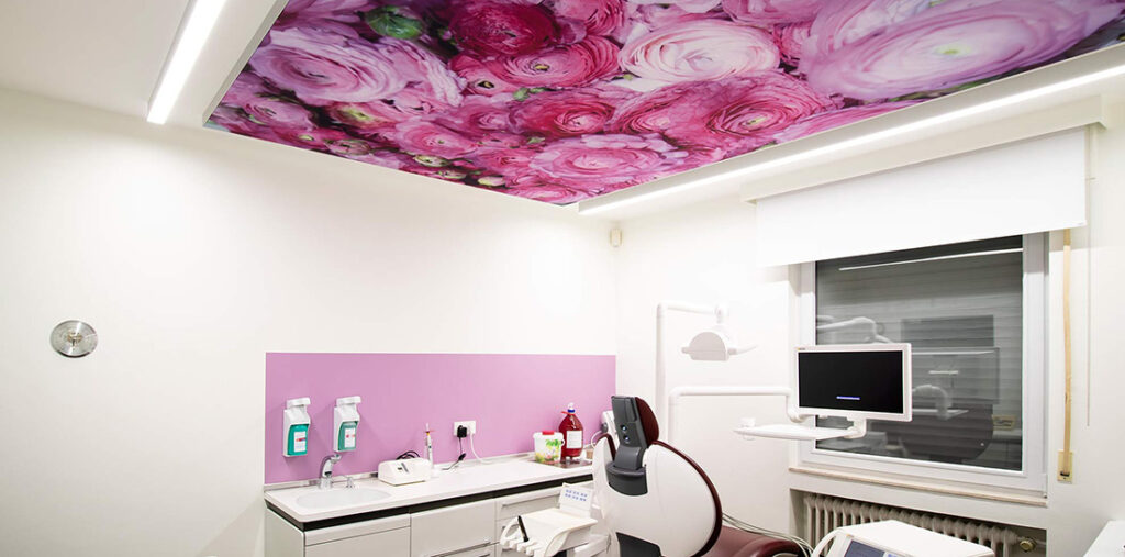 In der Praxis für moderne Zahnheilkunde in Stolberg lohnt sich der Blick zur Decke. Die Website von Dr. Hamied und Dr. Riedinger wurde von etcetera neu designt, Farbe Licht Raum gestaltete die Praxis optimal für u.a. nervöse Patienten.