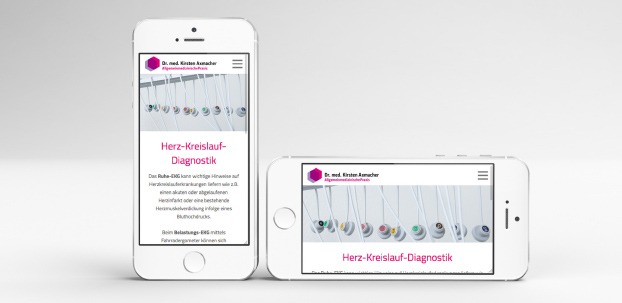 Zwei Smartphoneansichten der Website der Praxis Dr. Axmacher