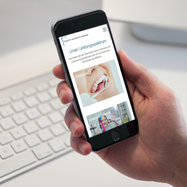 Ansicht der Website von Dr. Hamied und Dr. Riedinger auf einem Smartphone.