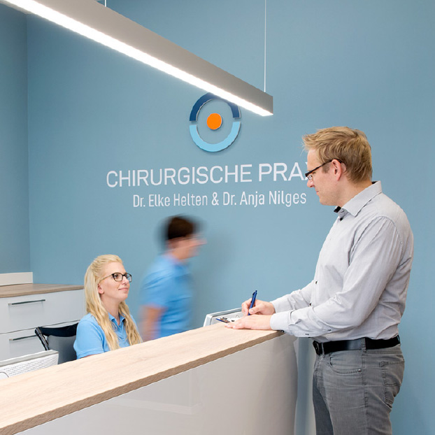 Empfangstheke in der chirurgischen Praxis Dr. Elke Helten und Dr. Anja Nilges.