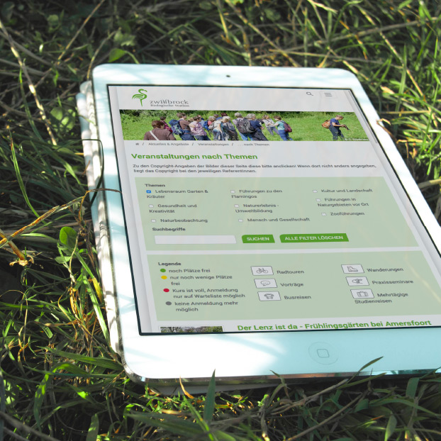Ansicht der Website der Biologischen Station Zwillbrock auf einem Tablet auf der Wiese liegend.